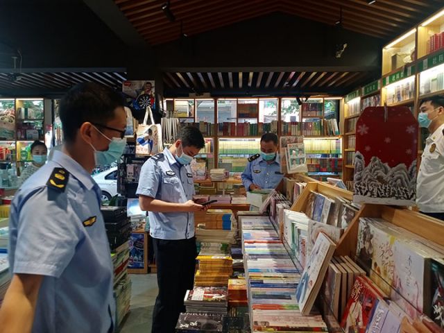 圖2  市場監(jiān)管執(zhí)法人員開展知識產(chǎn)權(quán)執(zhí)法檢查.jpg