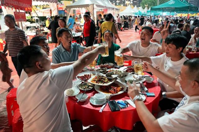 1715240184615051.jpg 圖5 雁江小龍蝦美食周現(xiàn)場(chǎng)的消費(fèi)者 徐啟夢(mèng)攝 拷貝.jpg