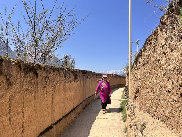 4 生活在蘿卜寨的羌民.jpg