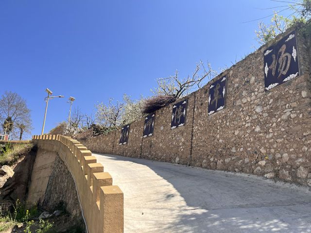 5 修建不久的水泥公路通向蘿卜寨.jpg