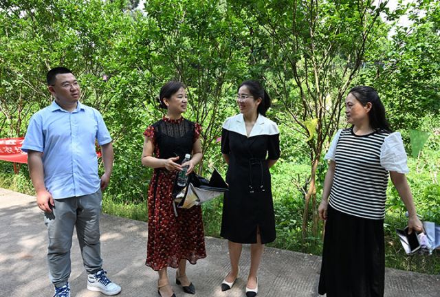 圖4  科技工作者現(xiàn)場(chǎng)交流科學(xué)養(yǎng)蠶心得.jpg