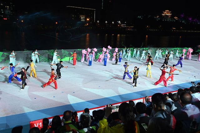 圖3  2024年6月2日，四川省內(nèi)江市甜城湖畔夜景璀璨，演員們正在為市民和游客表演精彩的傳統(tǒng)非遺項(xiàng)目。.jpg