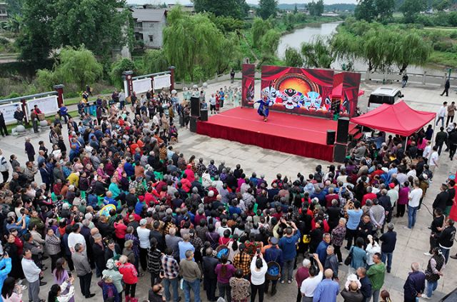 圖1  2024年6月4日，重慶市榮昌區(qū)吳家鎮(zhèn)仁和社區(qū)濱河廣場，演職人員進行地方特色文藝展演（無人機照片）。.jpg