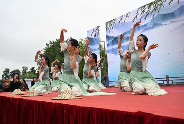 圖2  演職人員進行地方特色文藝展演.jpg