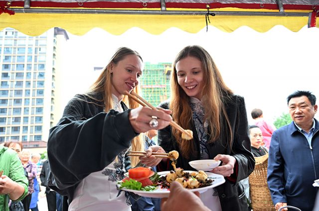 圖5  川渝兩地“好吃嘴”云集在此，品嘗“雙城”美食.jpg