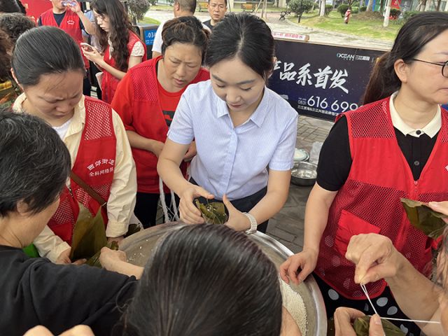 1翠屏支行工作人員和社區(qū)居民一起包粽子.jpg