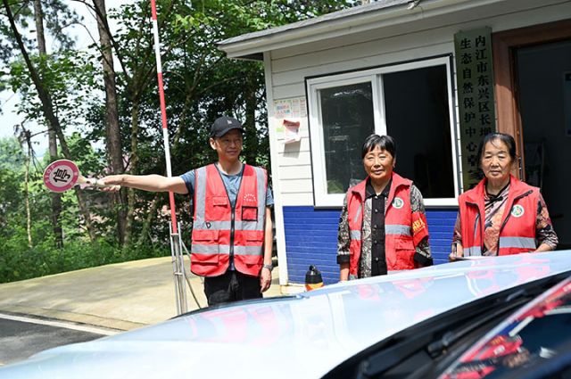 圖2  護(hù)林員在長(zhǎng)江森林公園防火卡點(diǎn)檢查進(jìn)出林區(qū)車輛.JPG