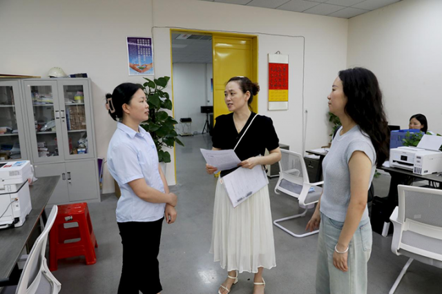 1718262759129141.png 圖2 就業(yè)局干部深入企業(yè)服務(wù)宣傳培訓(xùn)政策.png