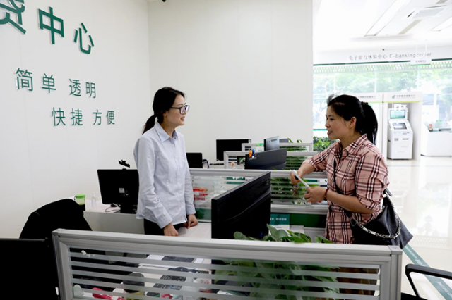 1718262766817134.png 圖4 創(chuàng)業(yè)人員楊秋華在郵儲銀行服務(wù)窗口咨詢最新的創(chuàng)業(yè)擔保貸款政策.png
