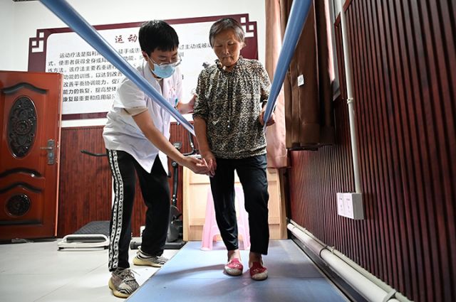 圖1  6月18日，內(nèi)江市東興區(qū)田家中心衛(wèi)生院，醫(yī)護(hù)人員對(duì)病人進(jìn)行康復(fù)訓(xùn)練。.jpg