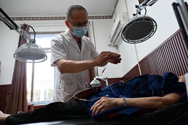 圖2  醫(yī)護(hù)人員用普通針刺項(xiàng)目為病人解除痛苦.jpg