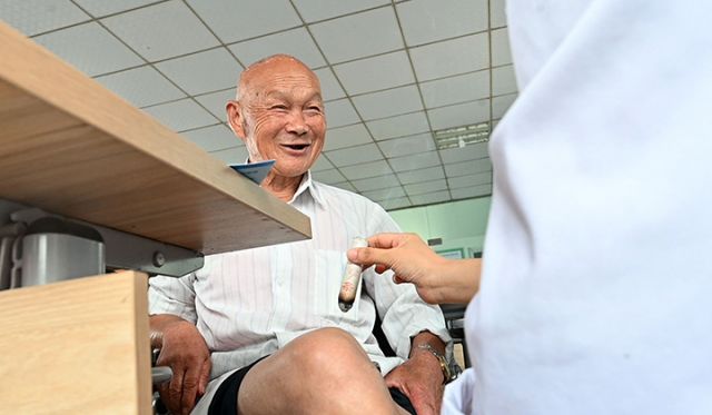 圖4  該院老人現(xiàn)場(chǎng)體驗(yàn)艾灸項(xiàng)目.jpg