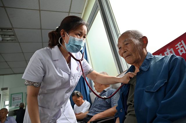 圖5  醫(yī)護(hù)人員為老人聽診.jpg