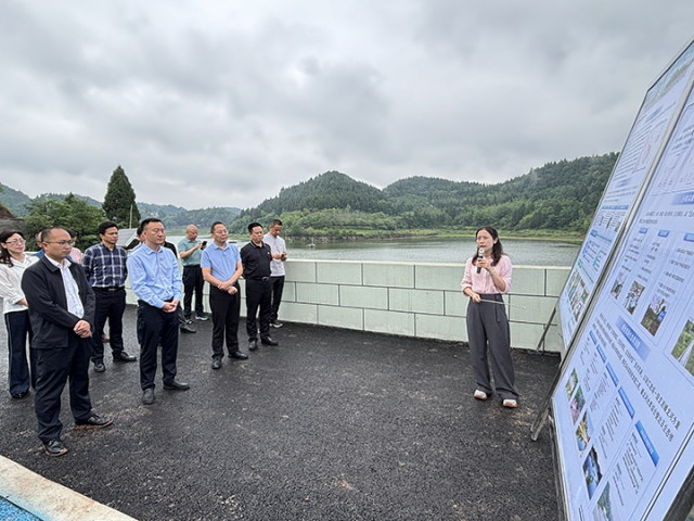 1719300646706057.png 圖2 川渝六區(qū)縣人大調(diào)研組到蟠龍河水庫調(diào)研水庫綜合治理情況.png