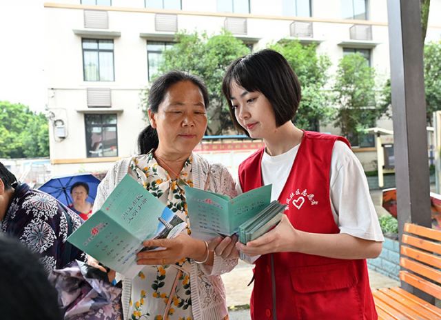 圖2 志愿者在社區(qū)居民中普及文明常識.jpg