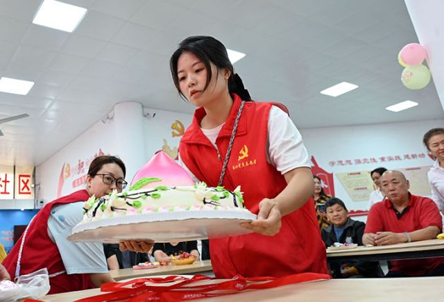 圖3 志愿者為社區(qū)老年人過集體生日提供志愿服務.jpg