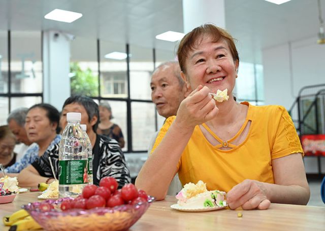 圖4 參加集體生日的社區(qū)老年人開心地吃著生日蛋糕。.jpg