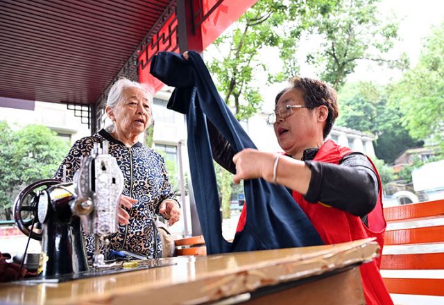 圖5 志愿者為社區(qū)居民免費縫縫補補.jpg