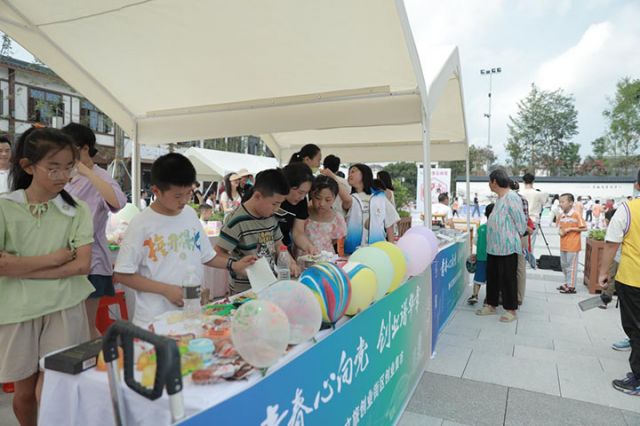 1719906467736101.jpg 圖5 創(chuàng)業(yè)協(xié)興文旅創(chuàng)業(yè)街區(qū)創(chuàng)業(yè)集市活動一角.jpg