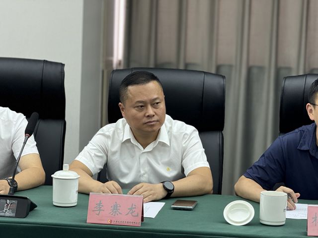 7　四川五糧液濃香酒有限公司樂山辦事處總經(jīng)理李寨龍參加座談會.jpg