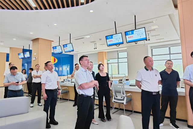 13　調(diào)研組參觀仁壽縣經(jīng)開區(qū)政務(wù)中心.jpg
