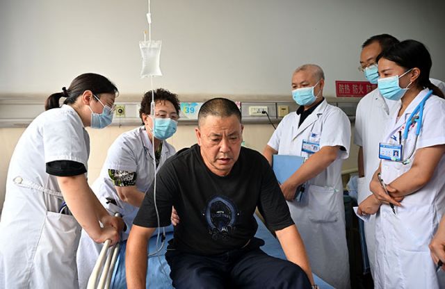 圖1 7月10日，四川省內(nèi)江市東興區(qū)中醫(yī)醫(yī)院，醫(yī)療專(zhuān)家進(jìn)行教學(xué)查房。.JPG