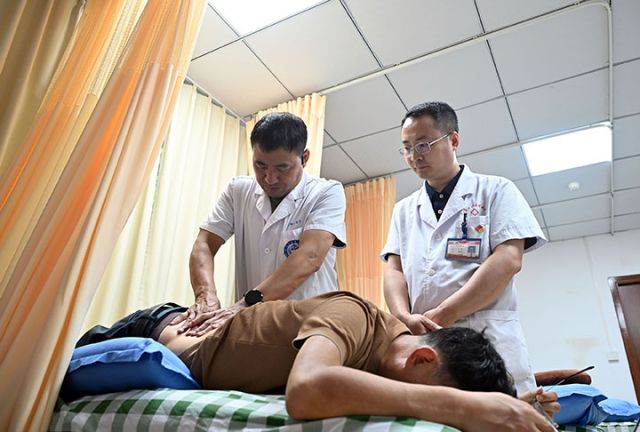 圖4 醫(yī)療專(zhuān)家免費(fèi)為群眾提供診療服務(wù).JPG