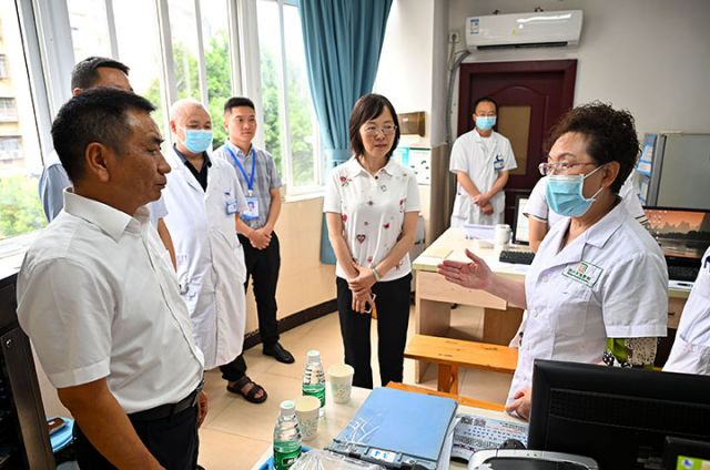 圖5 醫(yī)療專(zhuān)家進(jìn)行交流.JPG