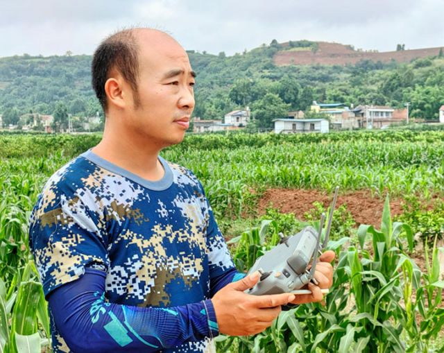 圖2 工作人員操縱“大疆T60農(nóng)業(yè)無人機(jī)”.jpg