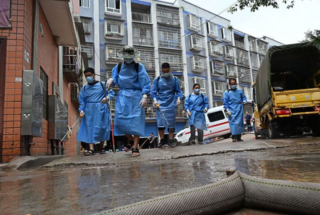 圖1 2024年7月18日，四川省內(nèi)江市東興區(qū)白合鎮(zhèn)幸福社區(qū)，當(dāng)?shù)卣托l(wèi)生院組織人員對(duì)街道、商鋪和民房進(jìn)行消殺。.JPG