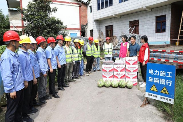 圖3 7月18日，四川省廣安市廣安區(qū)政協(xié)干部在送清涼，并叮囑一線工人勞逸結(jié)合防暑降溫。.jpg