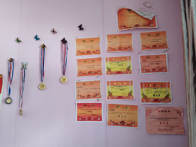 8　雅安石棉縣孟獲村彝家孩子的榮譽(yù)墻.jpg