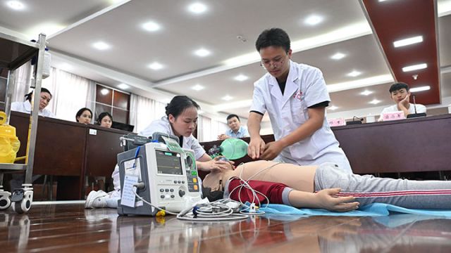 圖5 8月19日，四川省內(nèi)江市東興區(qū)人民醫(yī)院醫(yī)技綜合樓，參賽選手在徒手心肺復(fù)蘇、電除顫技能競賽中進行激烈角逐。.JPG