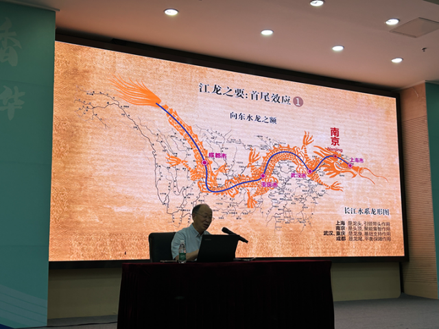 6　李后強(qiáng)在南門(mén)作學(xué)術(shù)講座.png