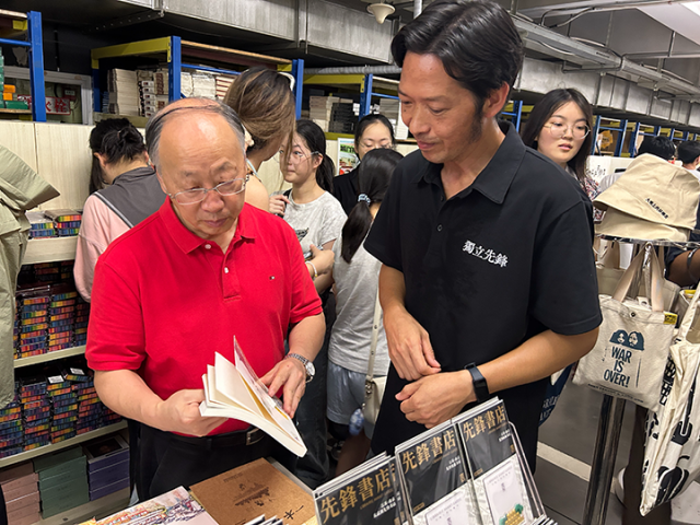 3 李后強(qiáng)在先鋒書(shū)店調(diào)研.png