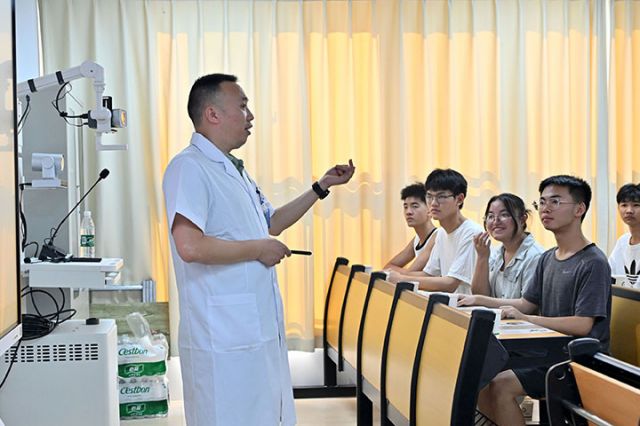 圖1 8月29日，四川省內(nèi)江市東興區(qū)中醫(yī)醫(yī)院，當(dāng)?shù)厝罕姮F(xiàn)場聆聽中醫(yī)健康講座。.JPG