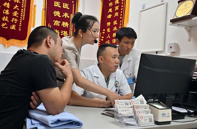 圖2 醫(yī)護(hù)人員與當(dāng)?shù)厝罕姮F(xiàn)場交流中醫(yī)適宜技術(shù)的推廣應(yīng)用.JPG