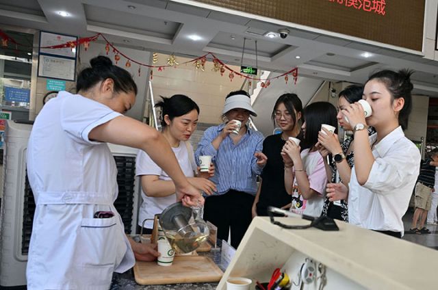 圖4 當(dāng)?shù)厝罕姮F(xiàn)場品嘗中醫(yī)藥茶.JPG