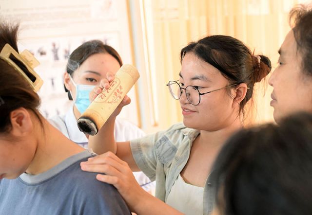 圖5 當(dāng)?shù)厝罕娫卺t(yī)護(hù)人員指導(dǎo)下學(xué)習(xí)艾灸的使用方法.JPG