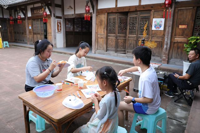 圖2 畫川劇“資陽河”臉譜（省級非遺）.jpg