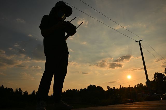 圖4  9月19日，四川省內(nèi)江市東興區(qū)石子鎮(zhèn)七星村，植保無(wú)人機(jī)飛防作業(yè)隊(duì)技術(shù)人員正在進(jìn)行再生稻飛防作業(yè)。.jpg