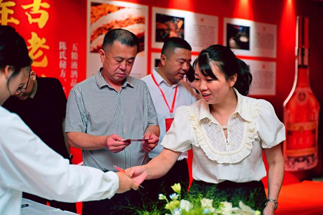 7 巴中市恩陽(yáng)區(qū)“風(fēng)云際會(huì)，薈萃名門”五糧液系列酒發(fā)布會(huì)現(xiàn)場(chǎng).jpg