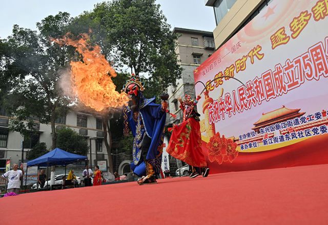 圖2  文藝工作者表演川劇絕活變臉吐火.JPG