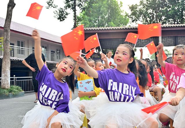 圖3  小朋友揮舞著五星紅旗喜迎國慶佳節(jié).JPG