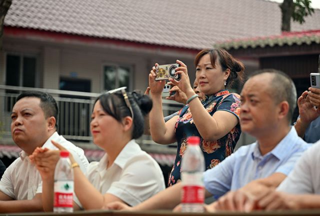 圖4  觀眾用手機(jī)記錄每一個(gè)精彩瞬間.JPG