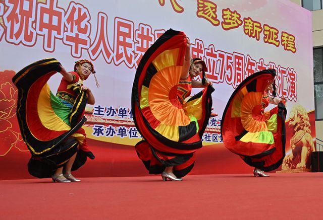 圖5  當(dāng)?shù)厝罕娸d歌載舞喜迎國慶節(jié).JPG