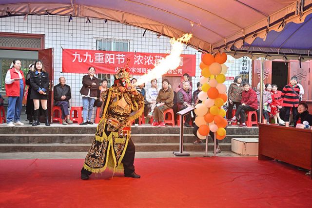 圖1  10月11日，四川省內(nèi)江市東興區(qū)永福鎮(zhèn)鯉魚塘村，上百名當?shù)乩先擞^看川劇表演集體過節(jié)。.JPG