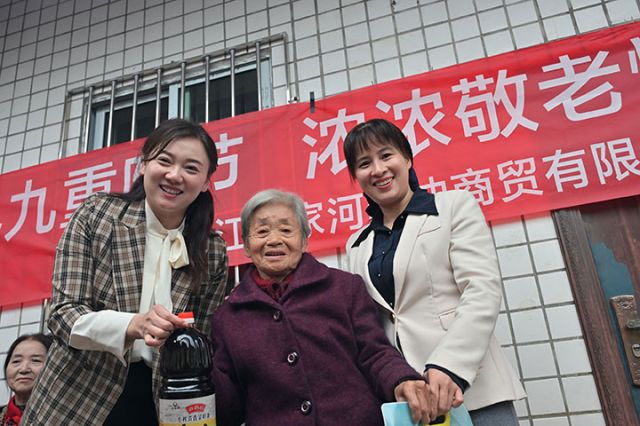 圖2  當?shù)乩先讼彩諓坌亩Y物.JPG