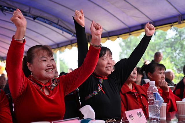 圖3  老人在慶重陽節(jié)目表演中高興互動.JPG