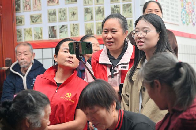 圖4  志愿者現(xiàn)場直播，向遠在他鄉(xiāng)的親人傳遞愛老溫情。.JPG